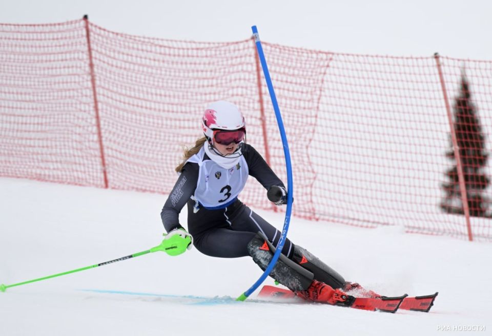 23-летняя горнолыжница Варвара Ворончихина завоевала бронзу в скоростном спуске и стала первым российским призером Паралимпиады в Италии