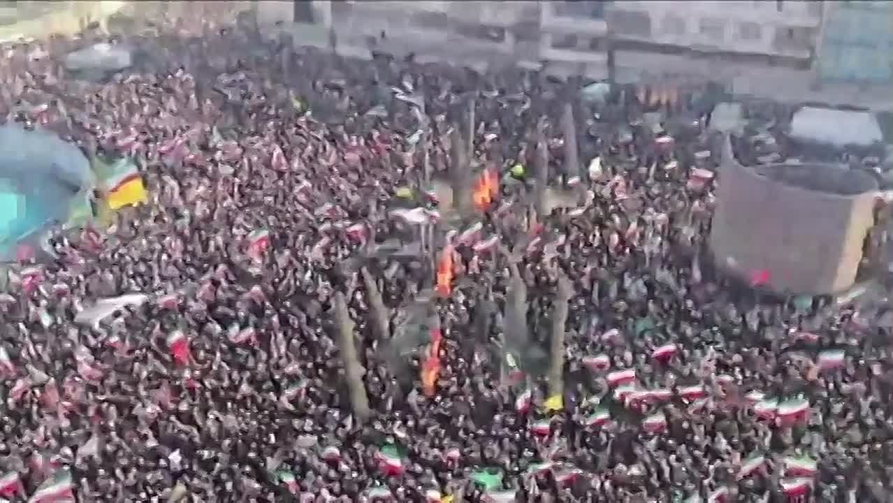 Тысячи людей вышли на улицы Ирана, чтобы поддержать нового верховного лидера