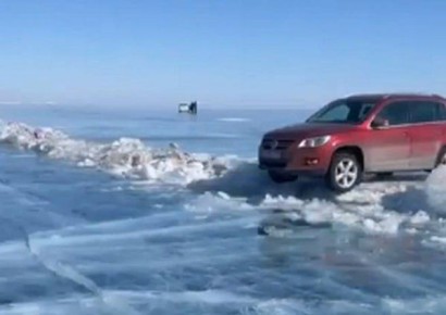 Туристы безрассудно гоняли на льду Байкала по разрывам