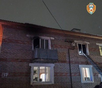 В Бурятии под покровом ночи загорелся многоквартирный дом