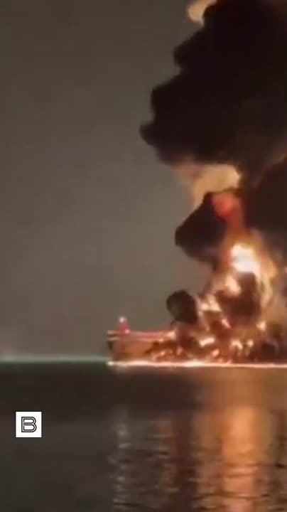 Американский нефтяной танкер подвергся атаке и загорелся у берегов города Шарджа в ОАЭ, сообщает агентство Tasnim