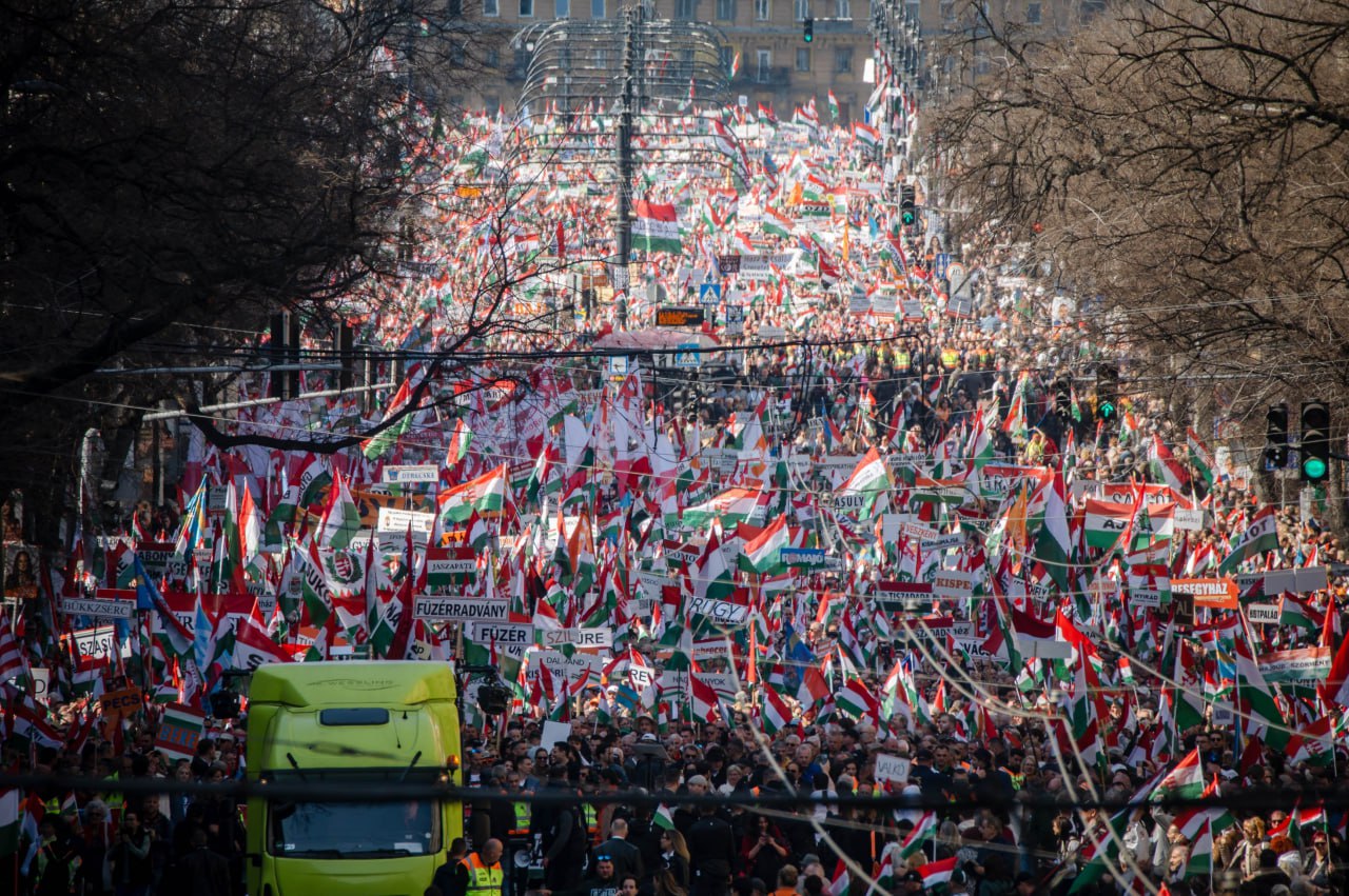 Будапешт вышел на крупнейший «Марш мира» против войны и шантажа Зеленского* Будапешт вышел на крупнейший «Марш мира» против войны и шантажа Зеленского*