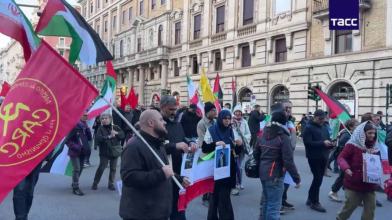 Итальянцы вышли на улицы против правительства