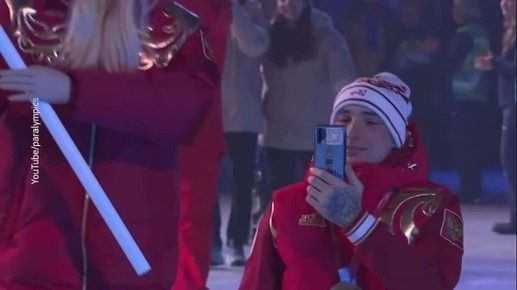 Российские спортсмены с флагом прошли на церемонии закрытия Паралимпиады