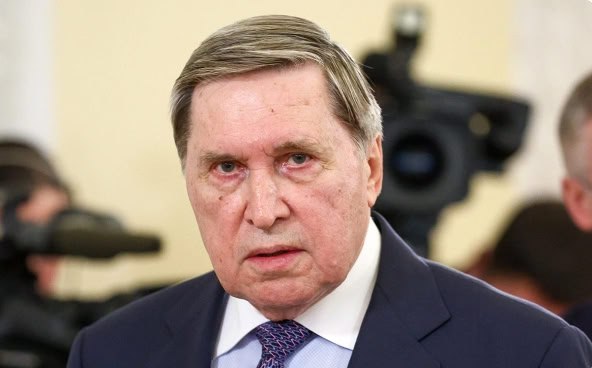 Спецпредставитель Путина Ушаков послал «на три буквы» официальных советников Макрона