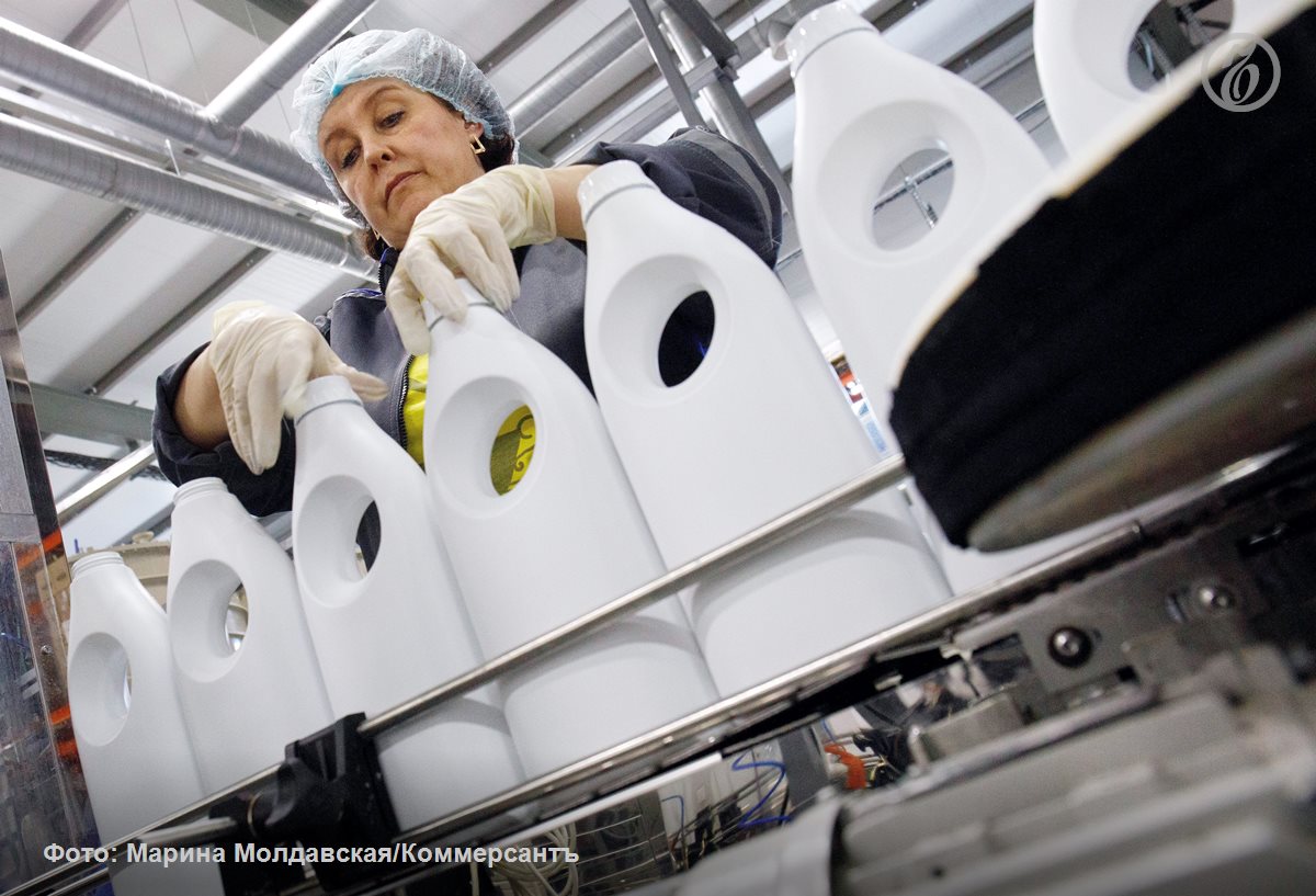 На российском рынке сохраняется нехватка сырья для пластиковой тары — полиэтилентерефталата (ПЭТФ), несмотря на то что объемы переработки продолжают снижаться