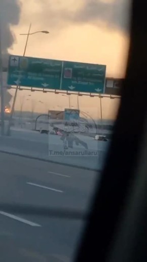 После прилета продолжает гореть резервуар с топливом рядом с международным аэропортом Дубая (видео)