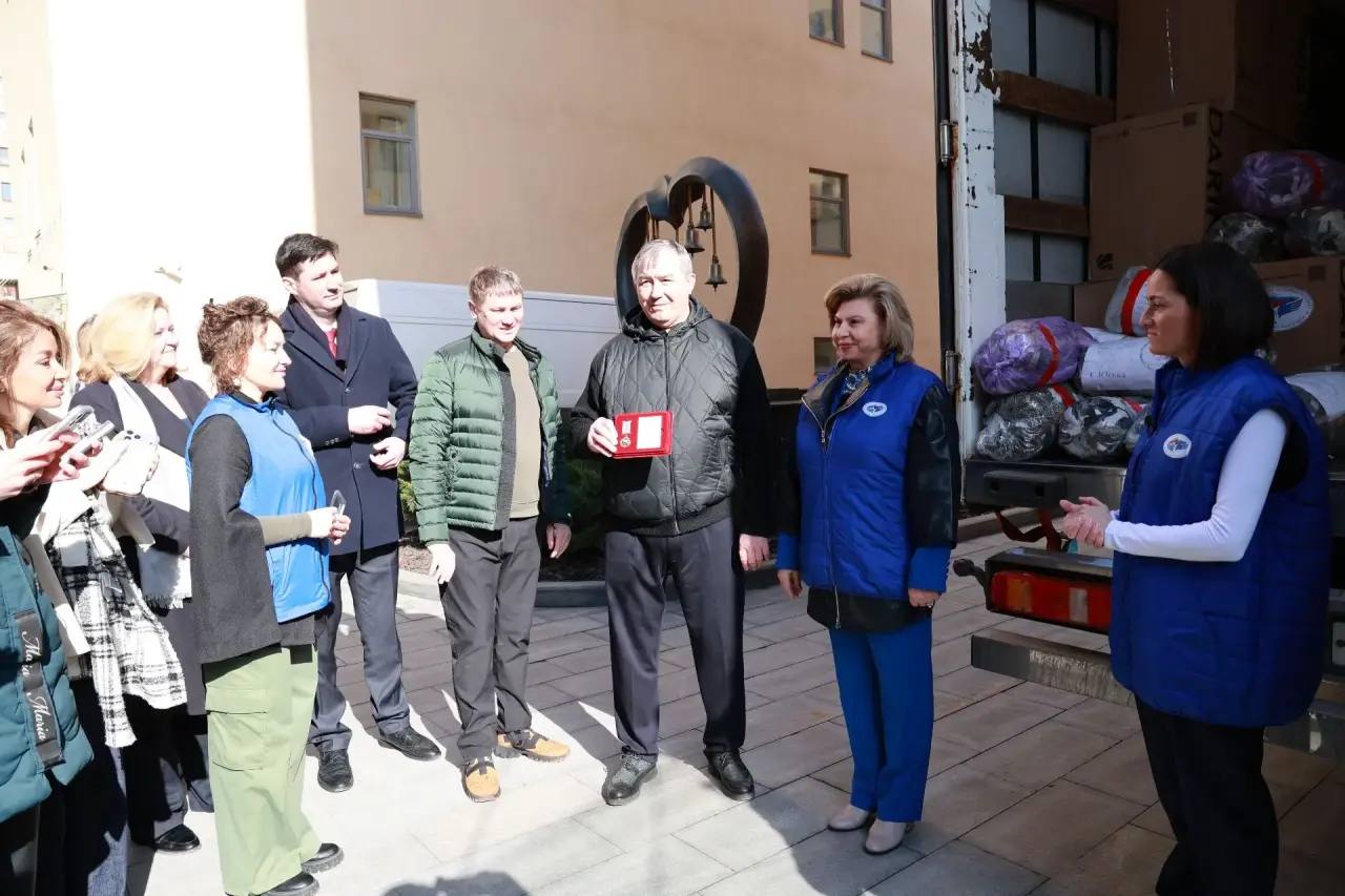 Татьяна Москалькова: Сегодня, благодаря поддержке наших неравнодушных сограждан и Благотворительного фонда «Добровольцы Донбасса», мы отправили очередной гуманитарный груз, предназначенный для бойцов, выполняющих задачи СВО... Татьяна Москалькова: Сегодня, благодаря поддержке наших неравнодушных сограждан и Благотворительного фонда «Добровольцы Донбасса», мы отправили очередной гуманитарный груз, предназначенный для бойцов, выполняющих задачи СВО...